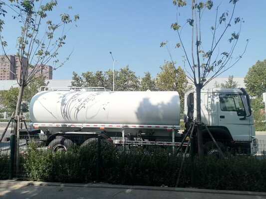 کامیون مخزن آب HOWO با ظرفیت بار 21-30 تن و شاسی Sinotruk HOWO برای حمل و انتقال آب قابل اعتماد و پاشاندن