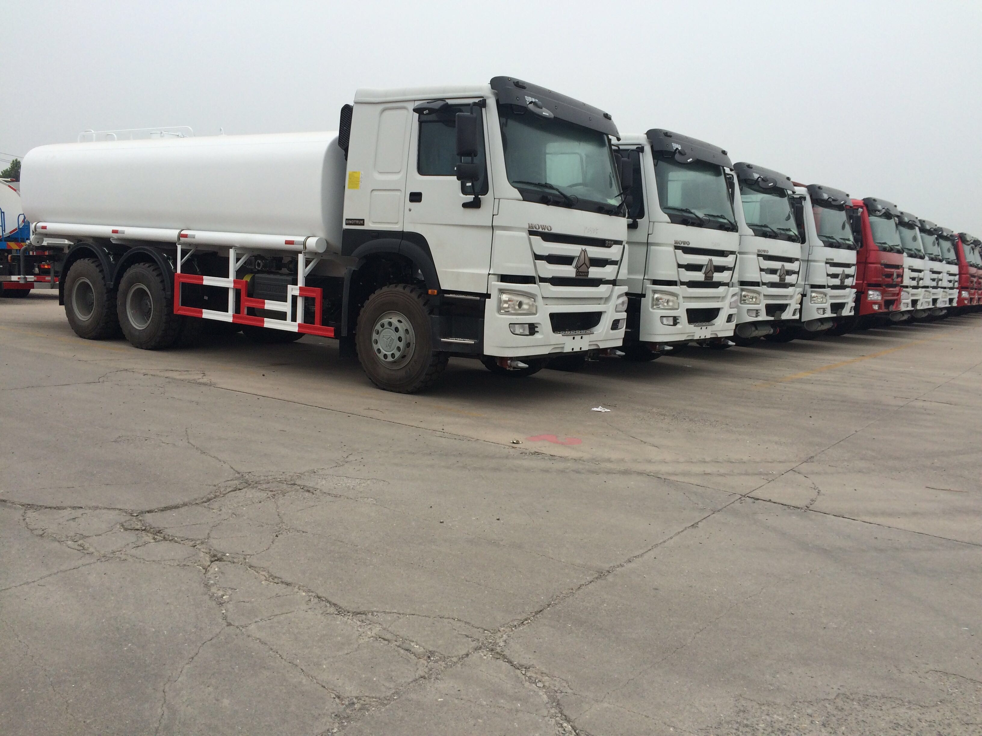 SINOTRUK HOWO 28000L RHD تانکر کامیون 8x4 6x4 رانندگی 12 لاستیک