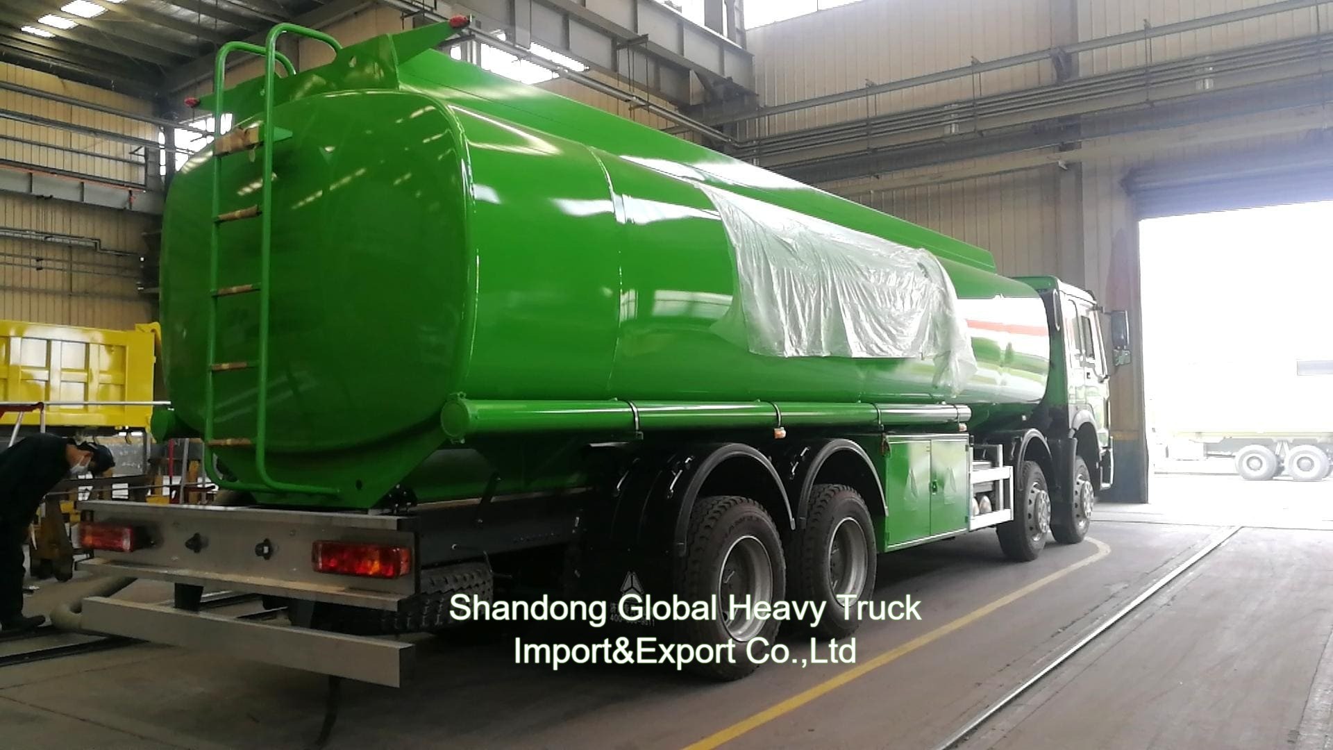 Sinotruk HOWO 8*4 تانک سوخت کامیون 12 چرخ تانک نفتی 30000L وانت