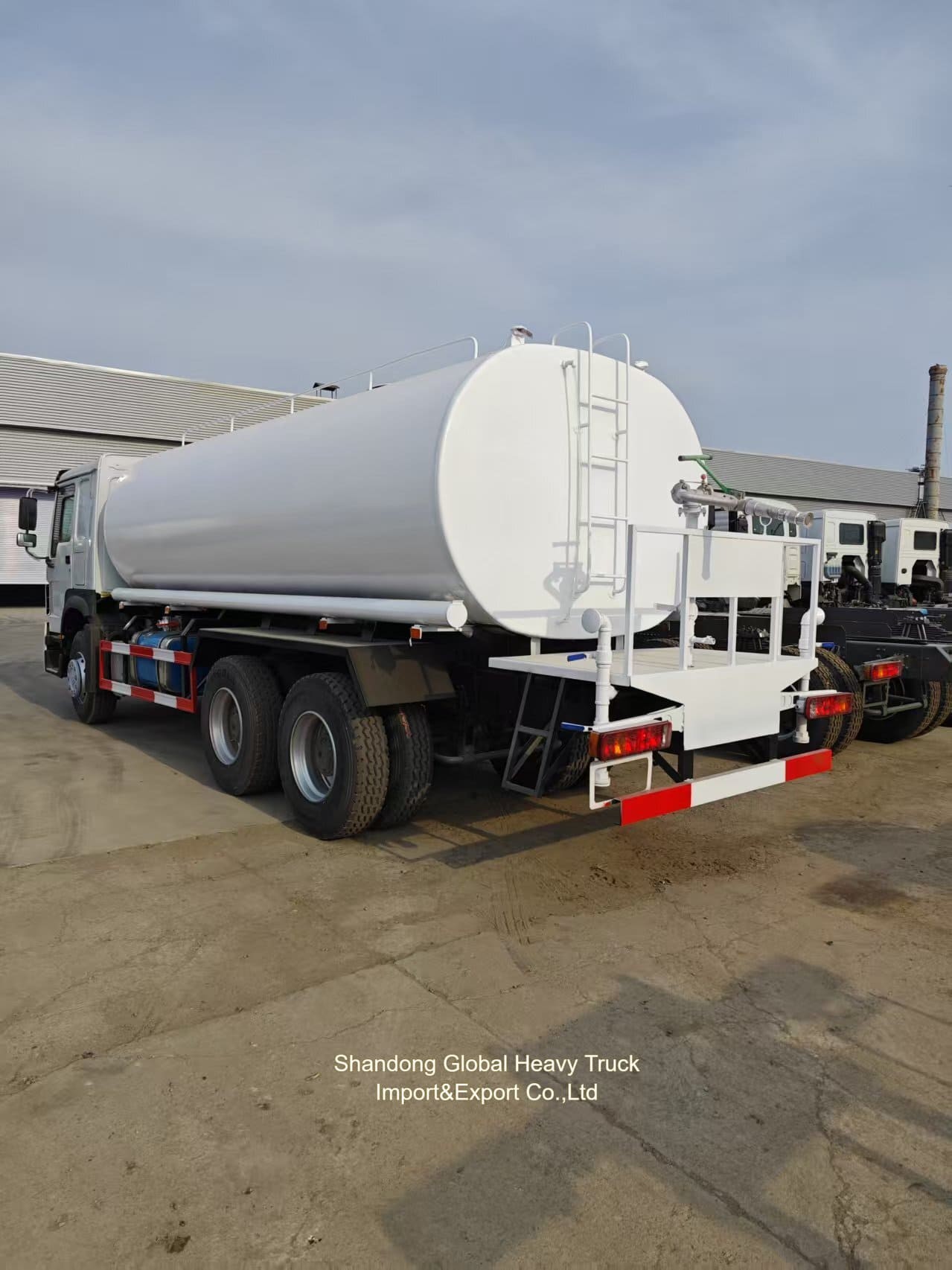 موتور دیزل Sinotruck HOWO 6X4 336HP HOWO 10 لاستیک 20000 لیتر اسپرینکر تانک آب کامیون