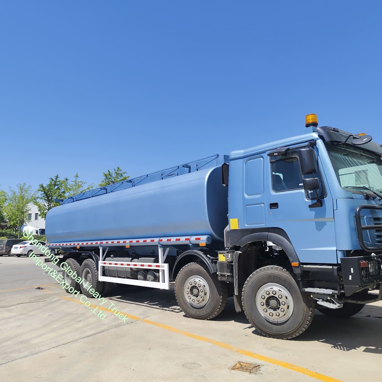 کار سنگین 33000 لیتر 8*4 کامیون سوخت HOWO تریلر مخزن سوخت دیزل مخزن روغن مخزن کامیون