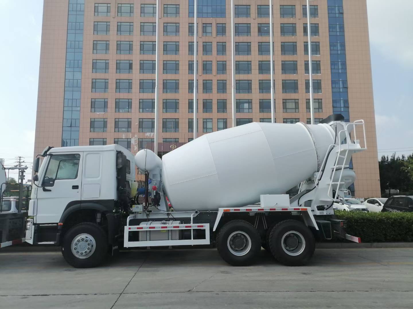 High Quality HOWO Truck 371 HP Engine 12m³ Capacity Concrete Mixer Truck with Euro II Emission