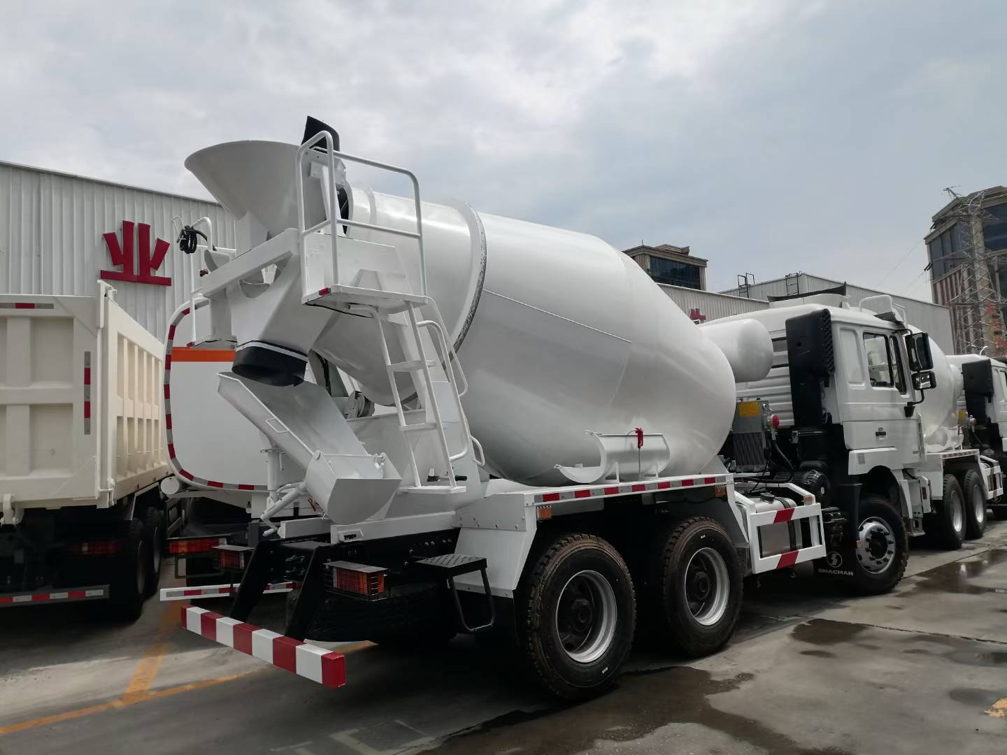 Used New Sinotruk HOWO 6×4 Concrete Mixer Truck with 10m3 Capacity and 371HP Engine for Sale