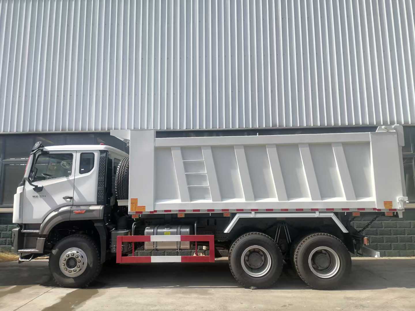 کامیون ساخت و ساز محکم استفاده شده سینوتروک HOWO Nx 440HP 6X4 برای نیازهای سنگین