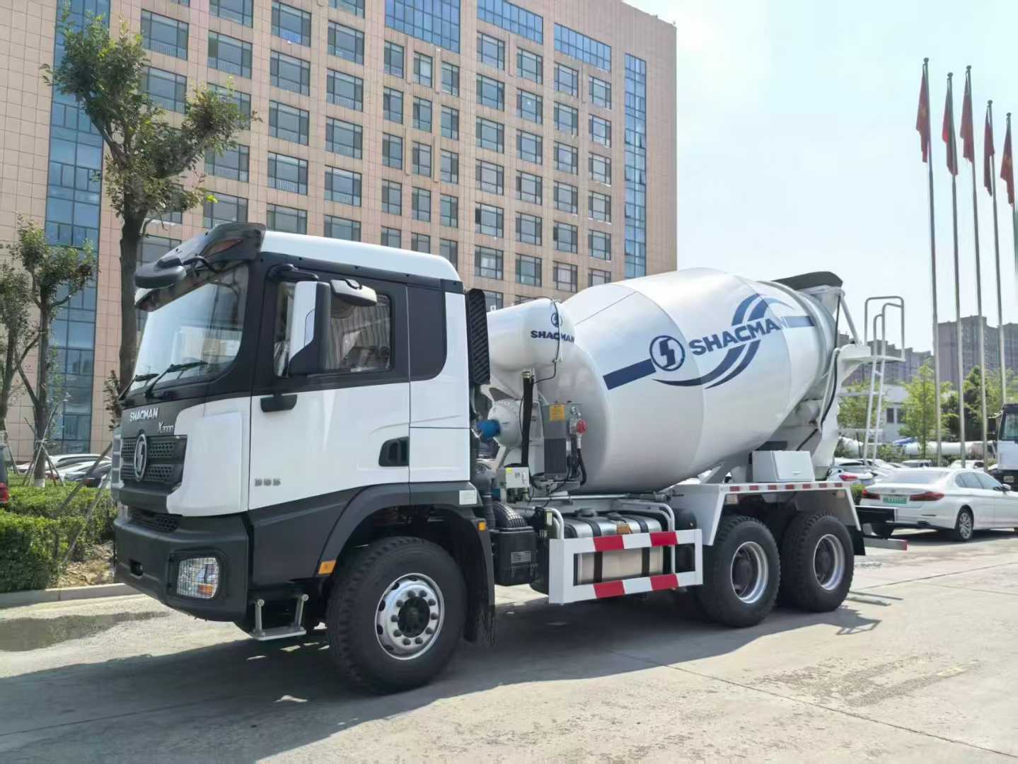 کامیون میکسر بتن CNG هوو با ظرفیت دیگ 6-10 متر مکعب و حالت محرک 6x4 مجهز به موتور CNG با قدرت 336-371 اسب بخار