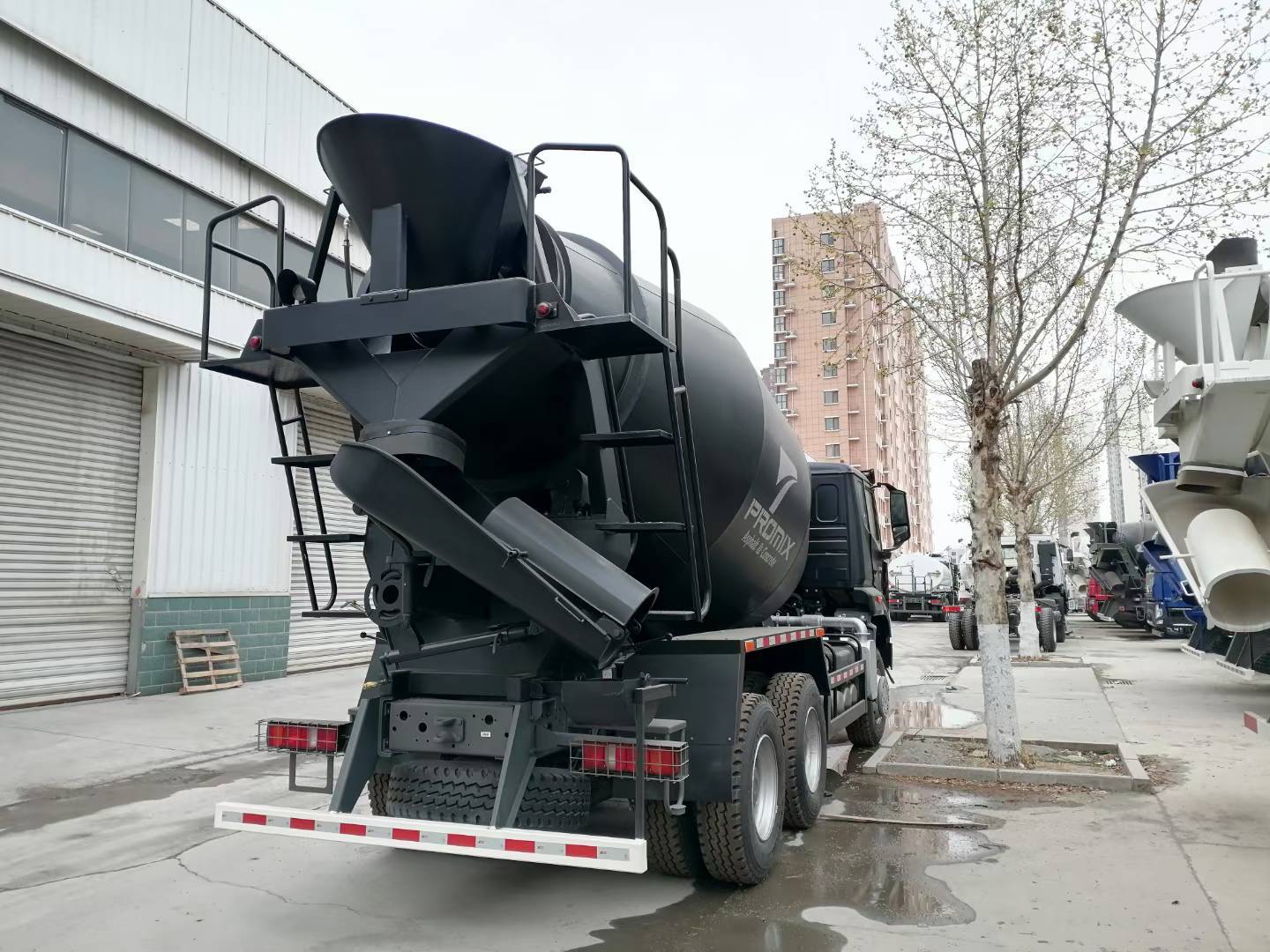 کامیون میکسر بتن با ظرفیت 12 متر مکعب، حالت محرک 6x4، استاندارد آلایندگی یورو 2، برای ساخت و ساز سنگین