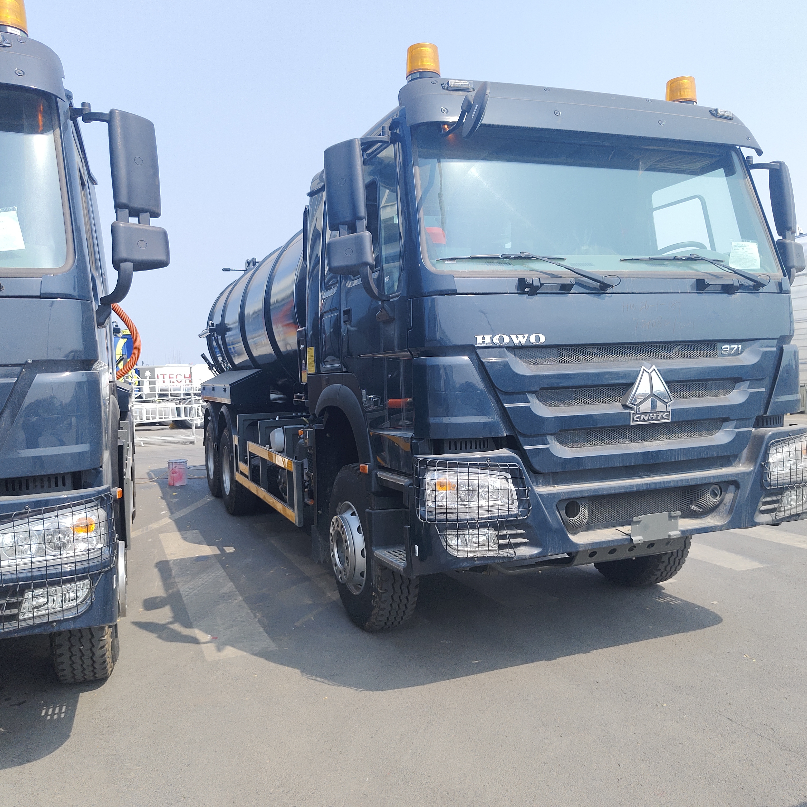 کامیون مکنده فاضلاب وکیوم HOWO 15CBM با نوع محرک 6×4 و موتور 266 اسب بخار برای تمیز کردن زباله های شهری و صنعتی