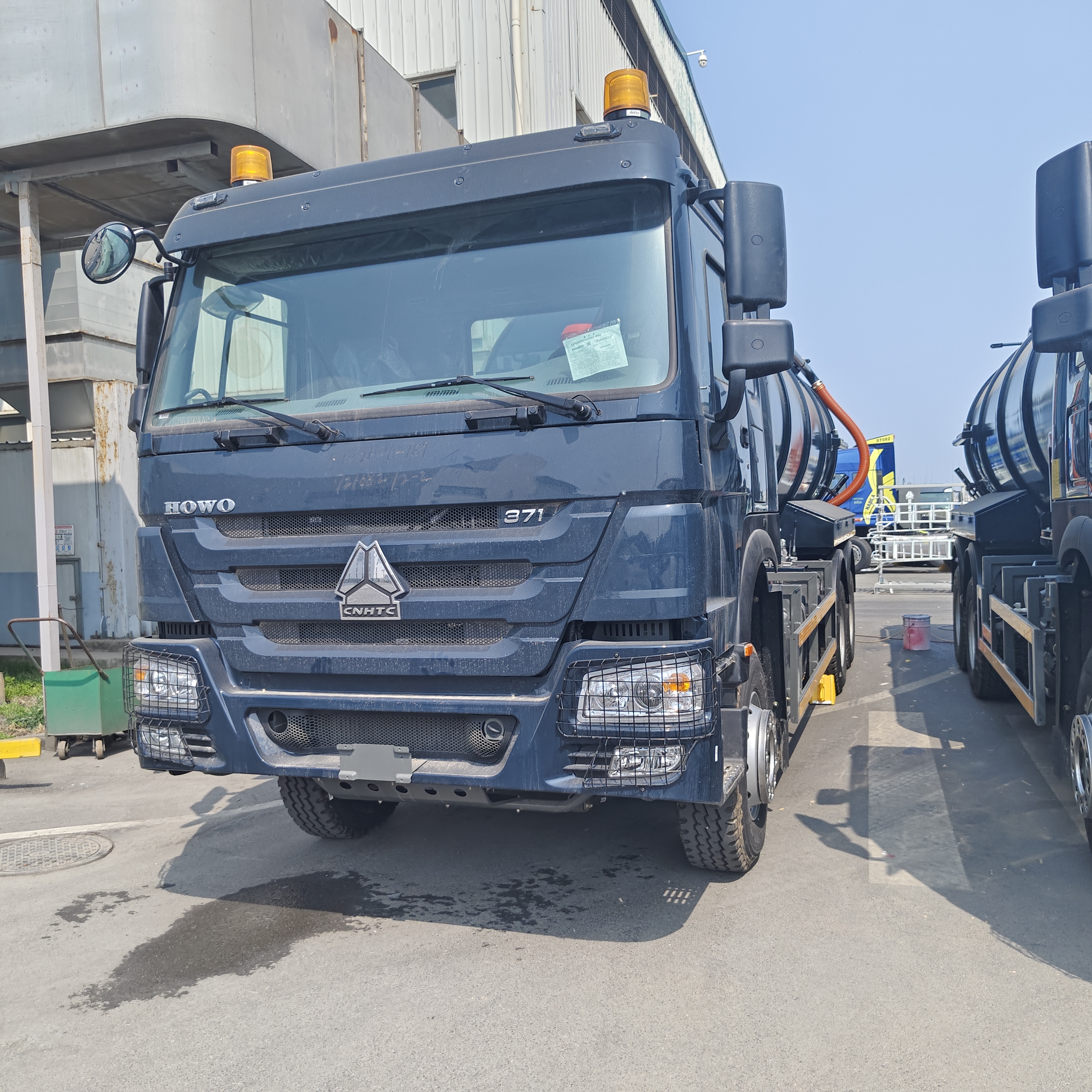 HOWO 15CBM کامیون مکش فاضلاب خلاء با 6 × 4 درایو و موتور 336HP برای تمیز کردن مخزن سپتیک و زباله های صنعتی