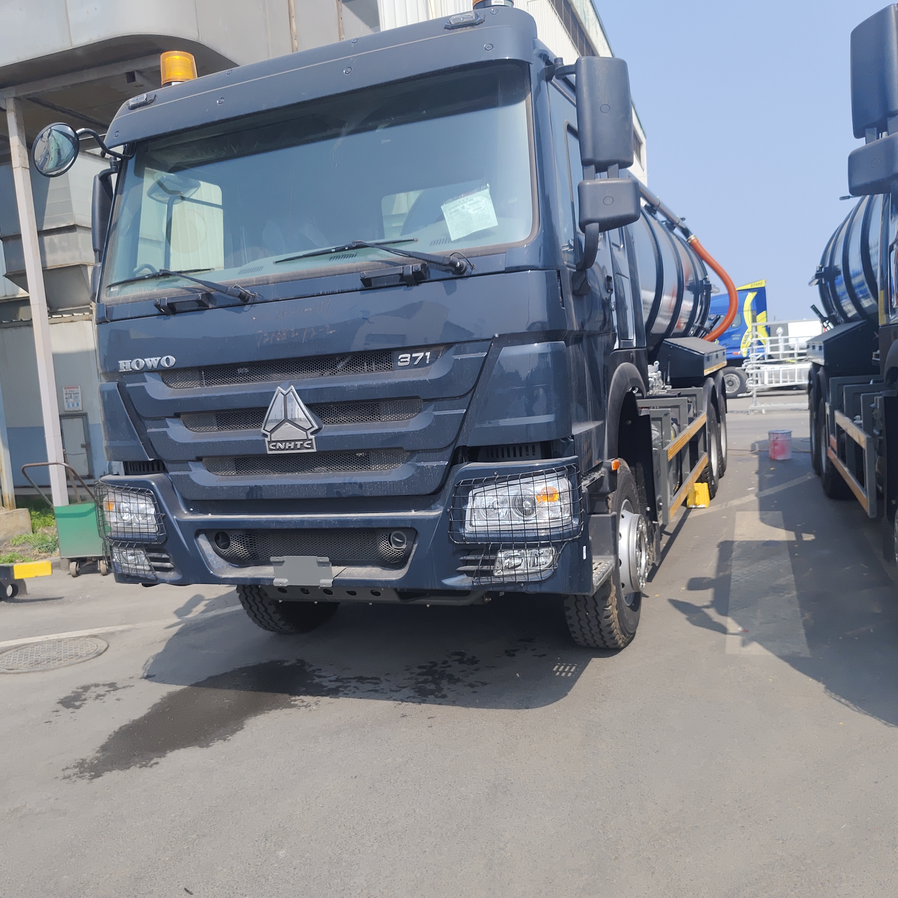 کامیون مکنده فاضلاب وکیوم HOWO 15CBM با قدرت 371 اسب بخار و چرخ محرک 6×4 برای تمیز کردن زباله های صنعتی