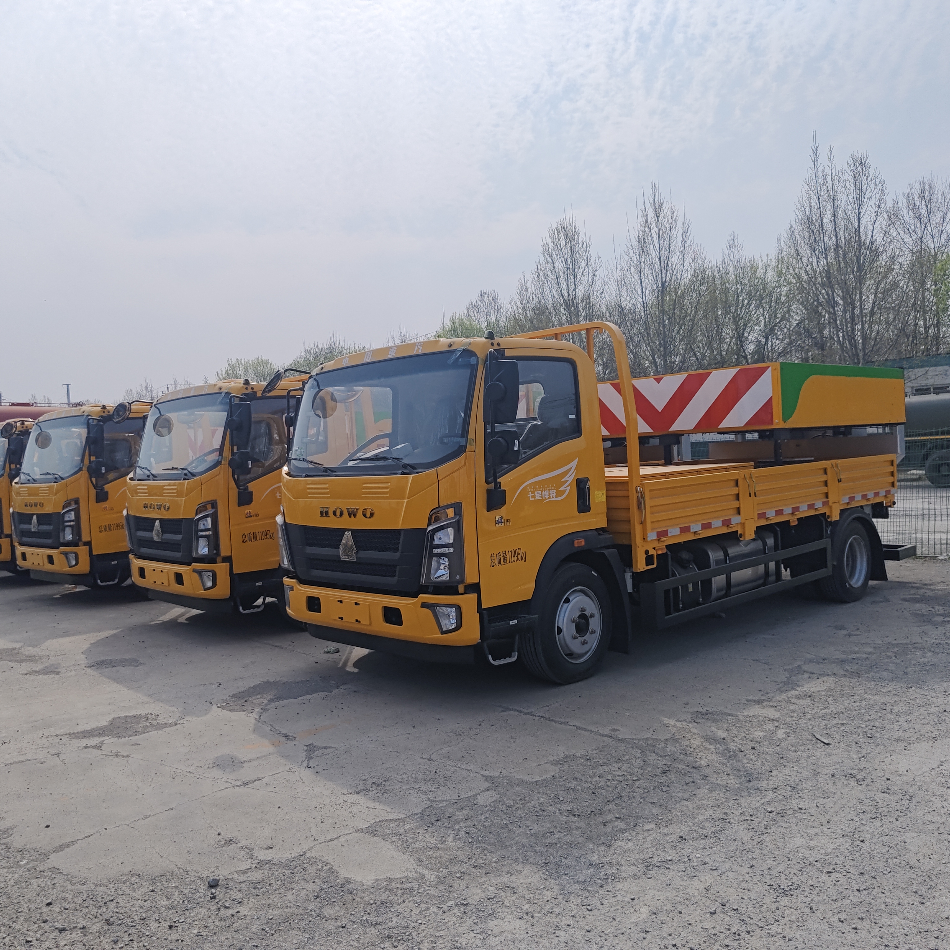 HOWO 4 × 2 کامیون بالش تصادف با جذب انرژی با عملکرد بالا و طراحی جایگزین ماژولار برای ایمنی بزرگراه