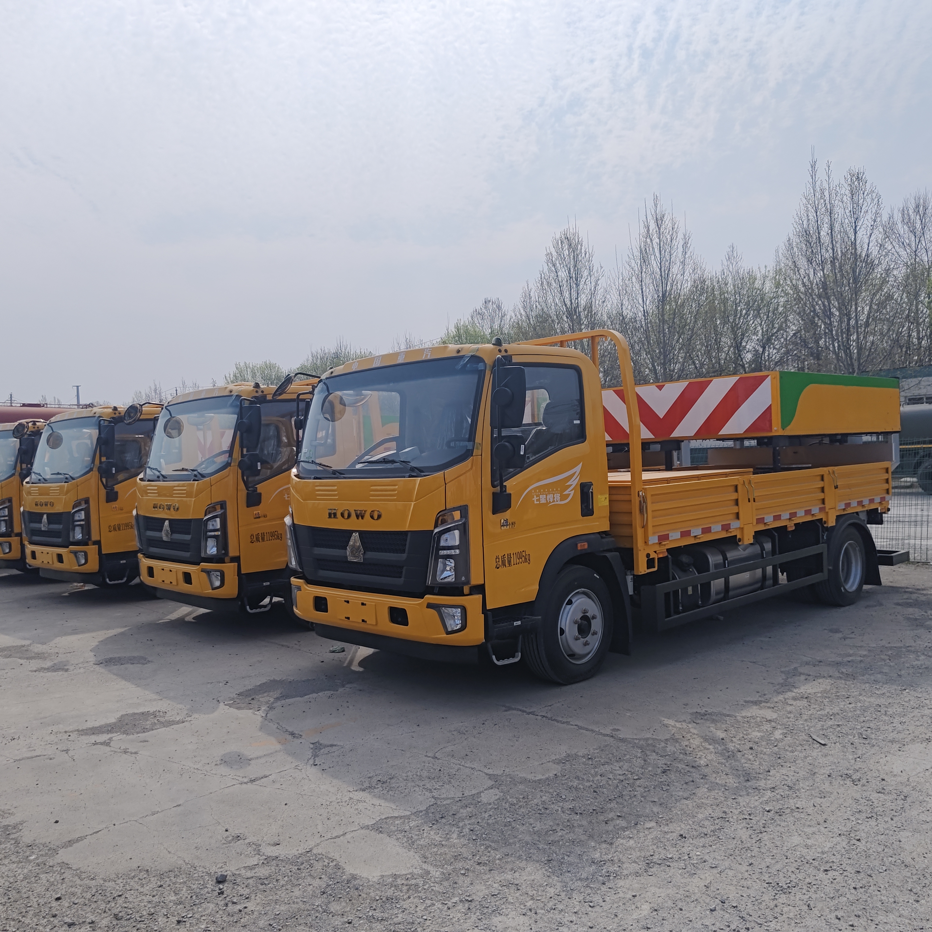 HOWO 4 × 2 کامیون بالش تصادف با ساختار جذب انرژی فولادی چند لایه سیستم بلند کردن هیدرولیک و چراغ های هشدار LED برای ایمنی جاده
