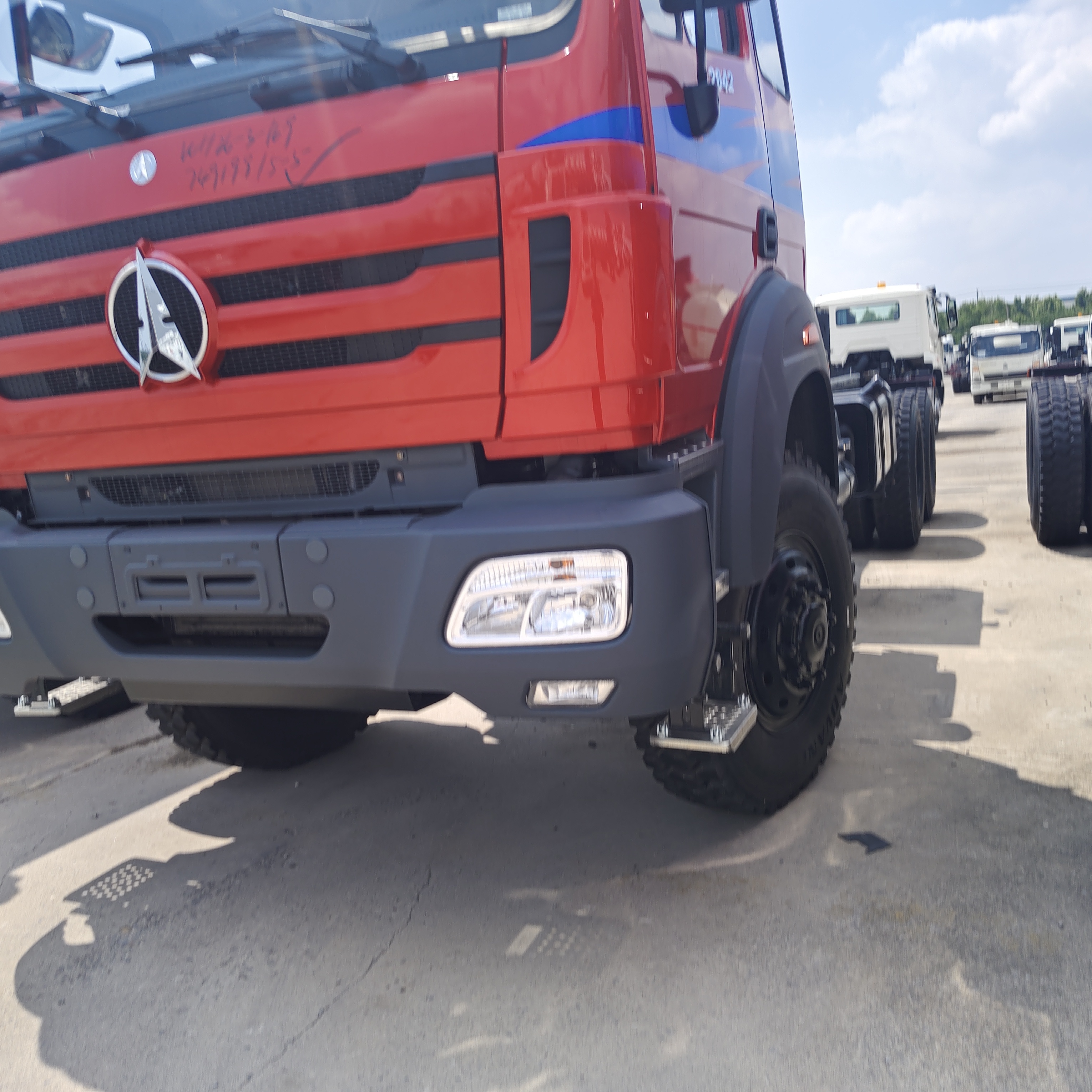 BEIBEN 2642 6 × 4 کامیون تراکتور سنگین با موتور 420HP WEICHAI و شاسی فناوری مرسدس بنز