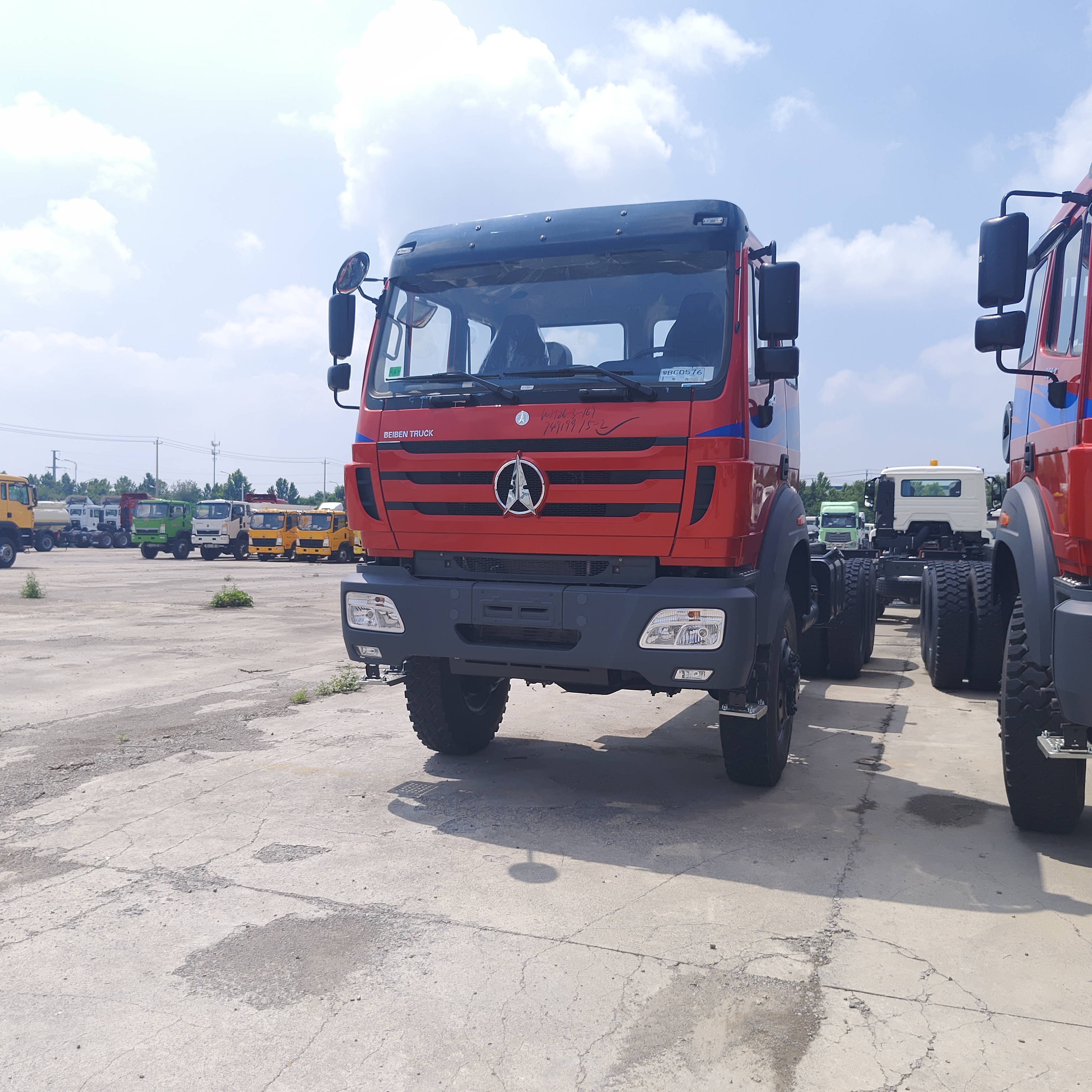 کامیون کمپرسی آفرود سنگین 4×4 BEIBEN 2638 با موتور WEICHAI 380 اسب بخار و شاسی فناوری مرسدس بنز برای معدن