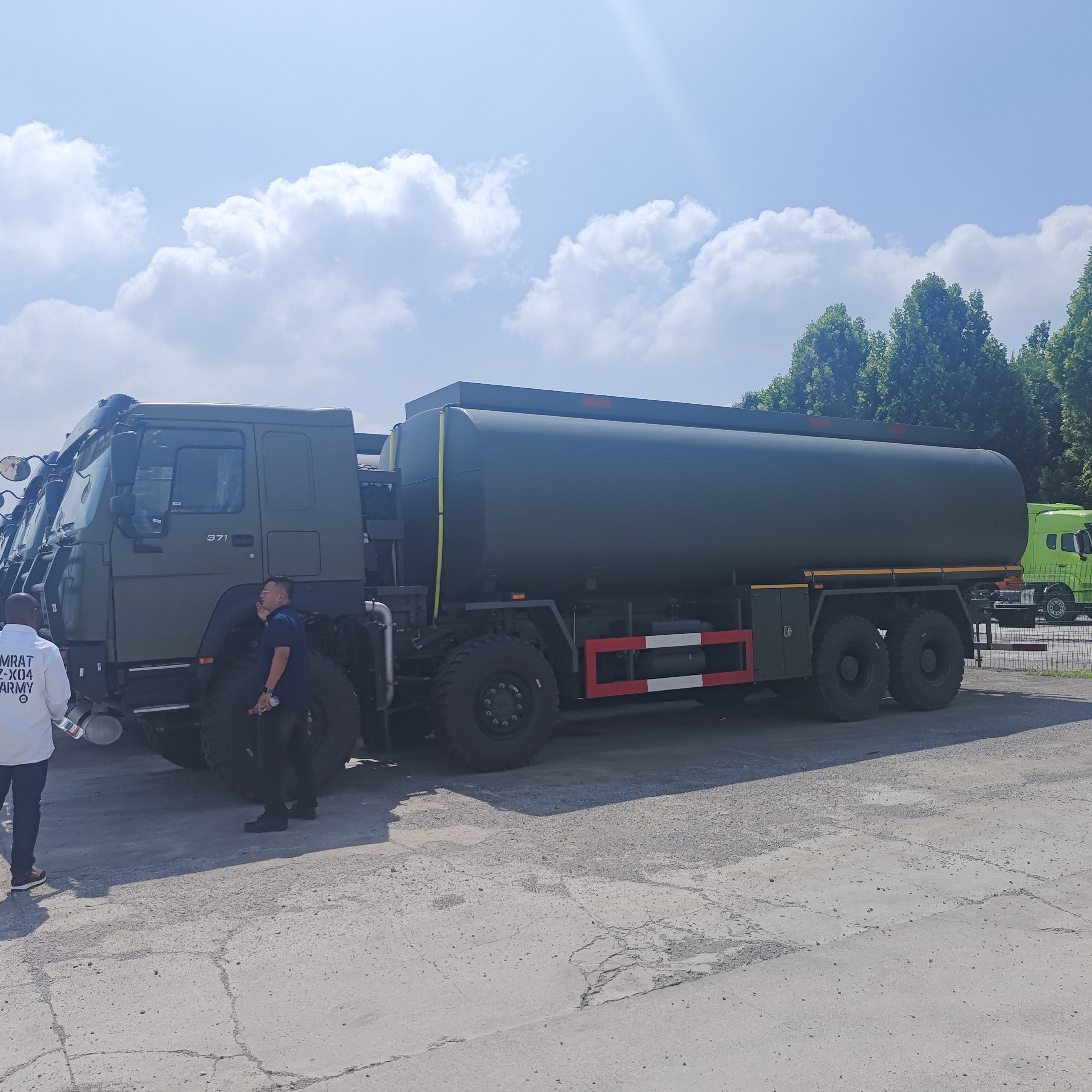 HOWO 8×8 60000L مخزن سوخت کامیون با 371HP موتور برای حمل و نقل سوخت سنگین