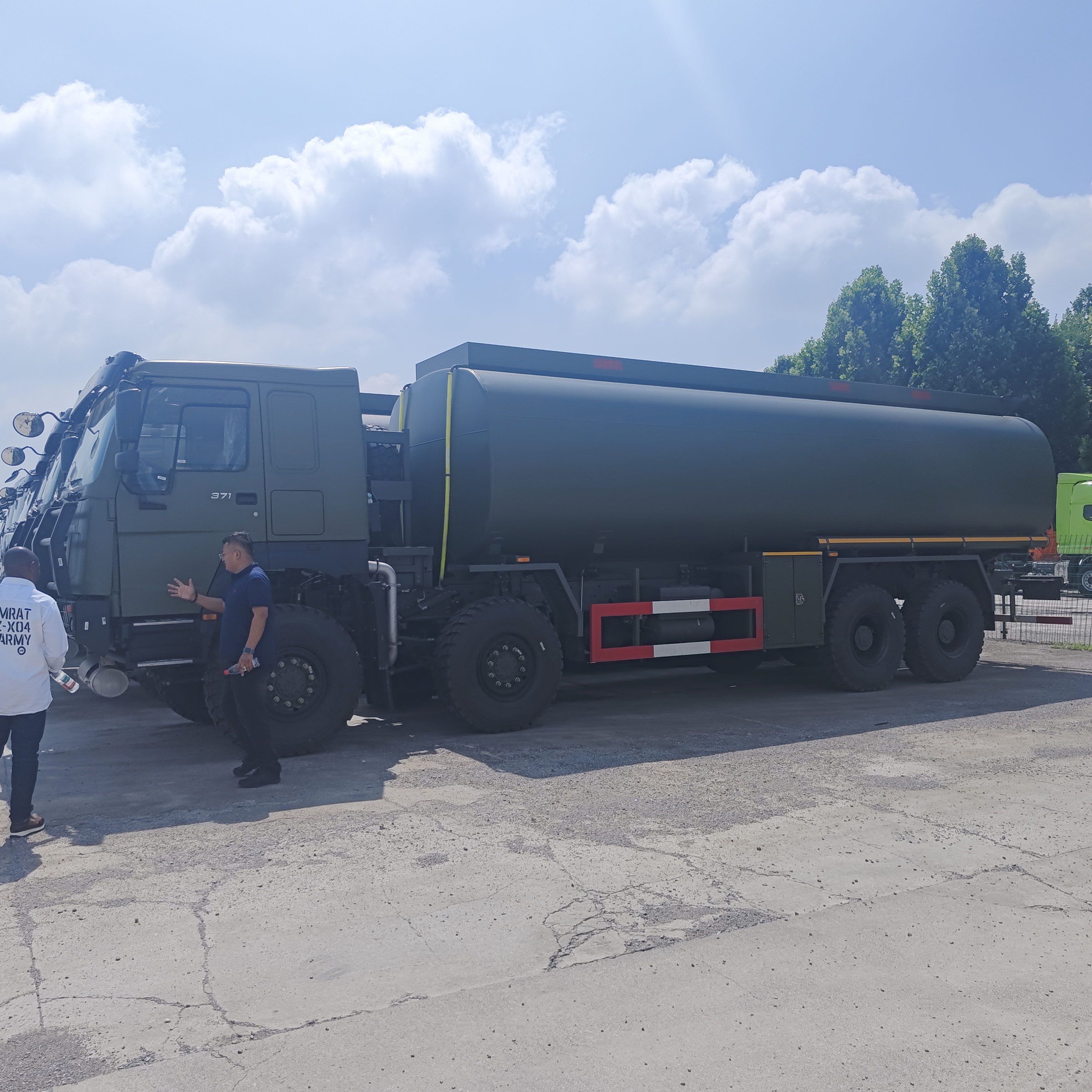 HOWO 8×8 کامیون مخزن سوخت 45000 لیتر با موتور 371HP و 8×8 تمام چرخ محرک برای حمل و نقل سوخت سنگین
