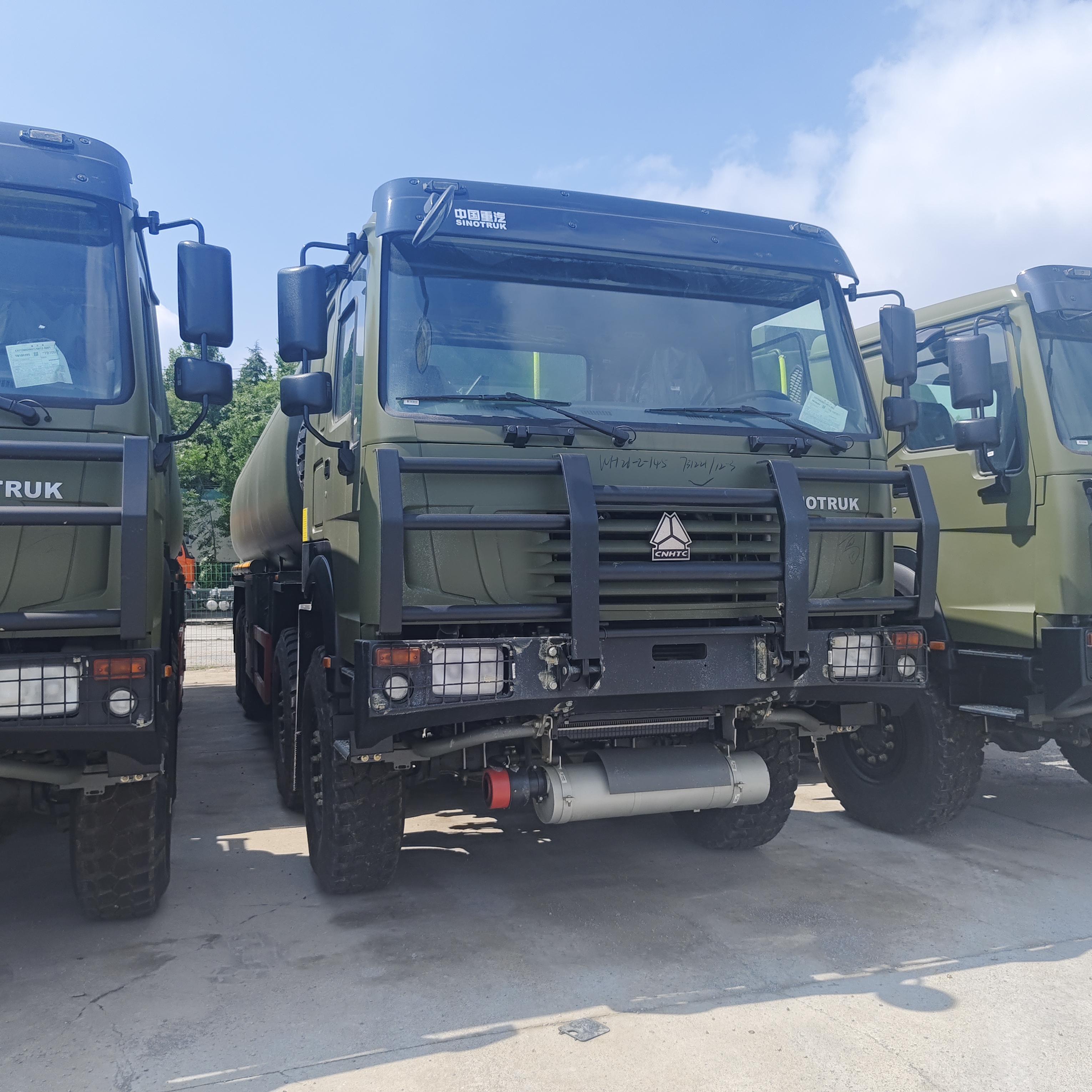 HOWO 8 × 8 تانک سوخت 40،000 لیتر با موتور 371HP و 8 × 8 تمام چرخ محرک برای حمل و نقل سوخت سنگین