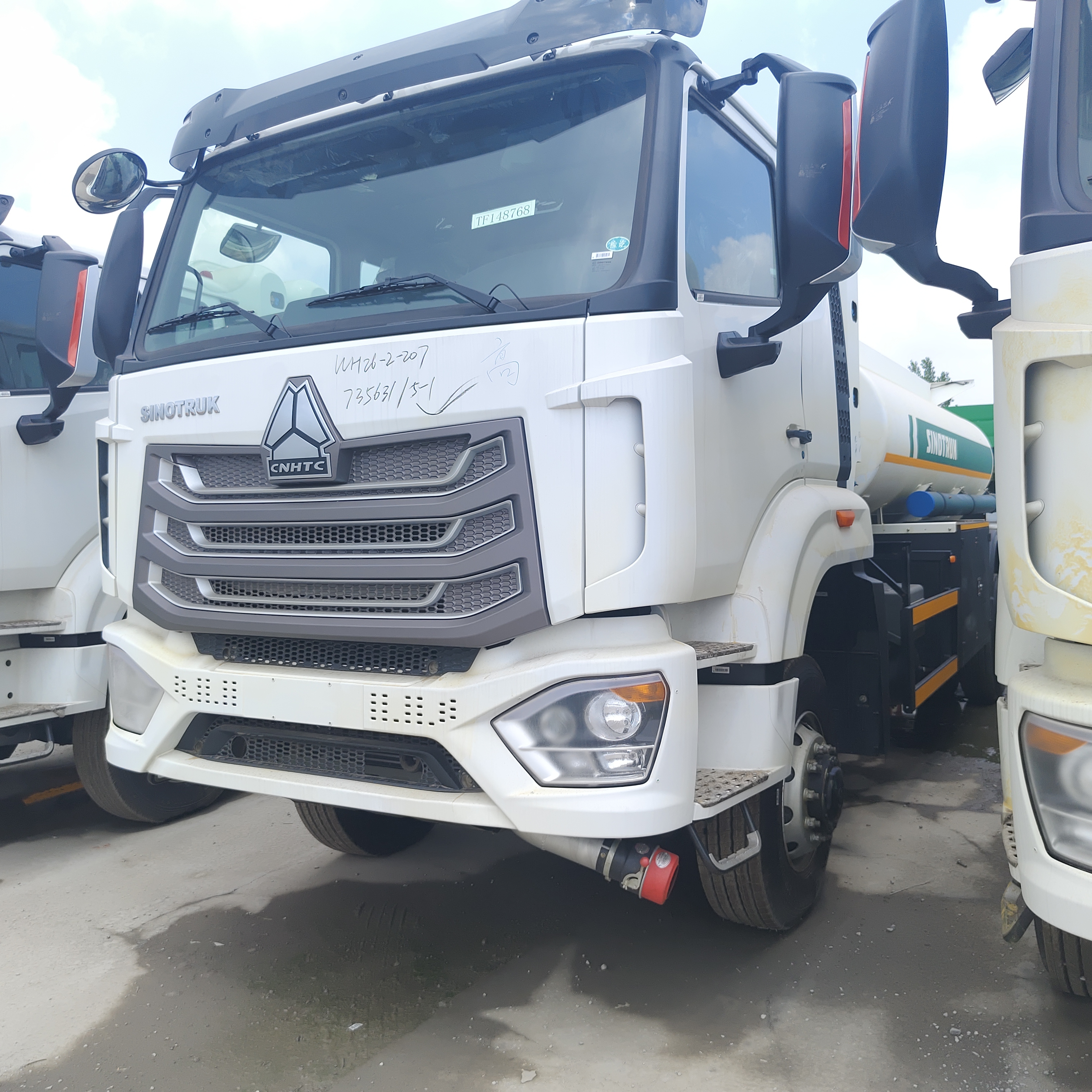 HOWO NX 6×4 CNG تانک سوخت کامیون با 400HP موتور و ظرفیت 30,000L برای حمل و نقل دیزل و بنزین