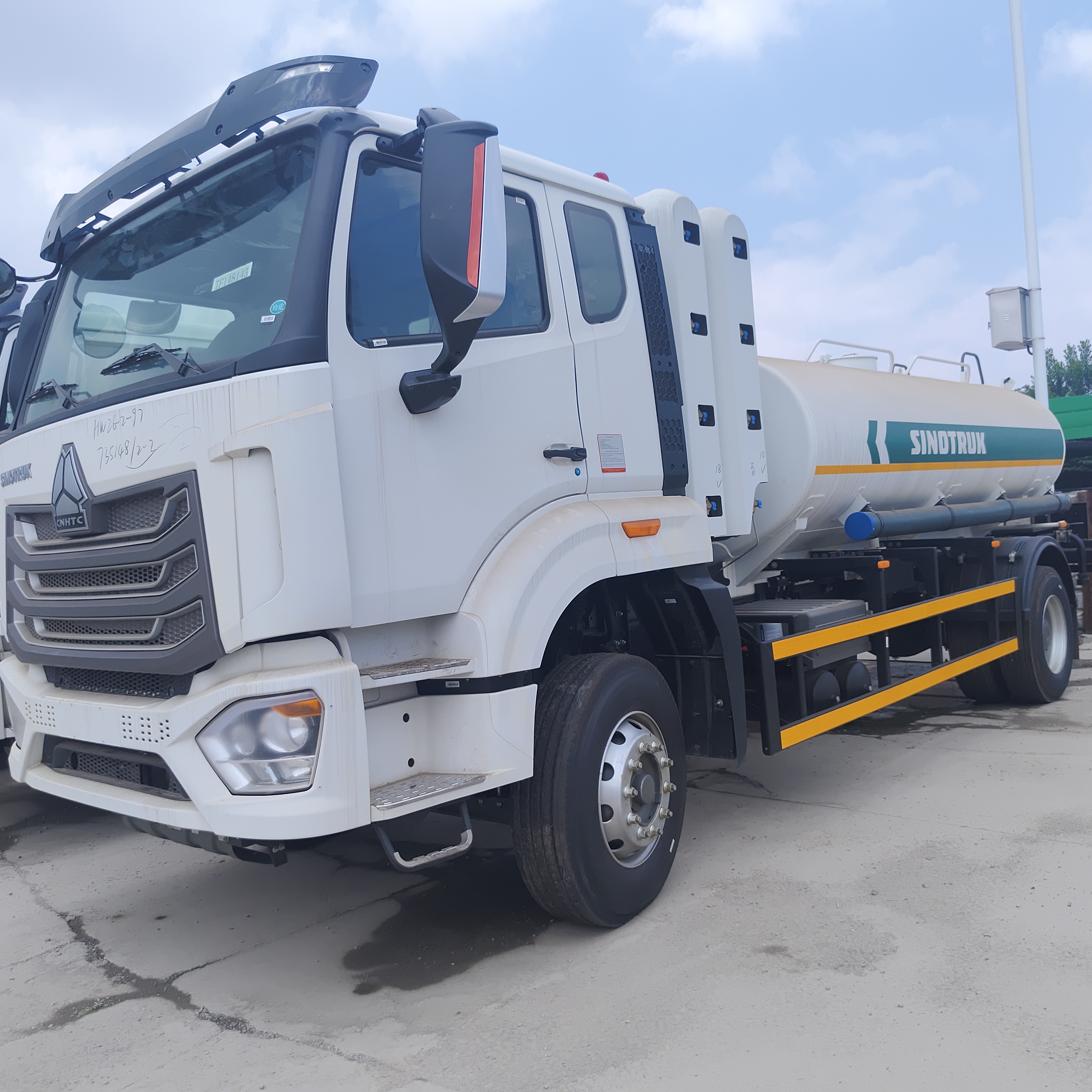 HOWO NX 6×4 CNG مخزن سوخت کامیون با 400HP موتور و 25،000L ظرفیت برای توزیع سوخت