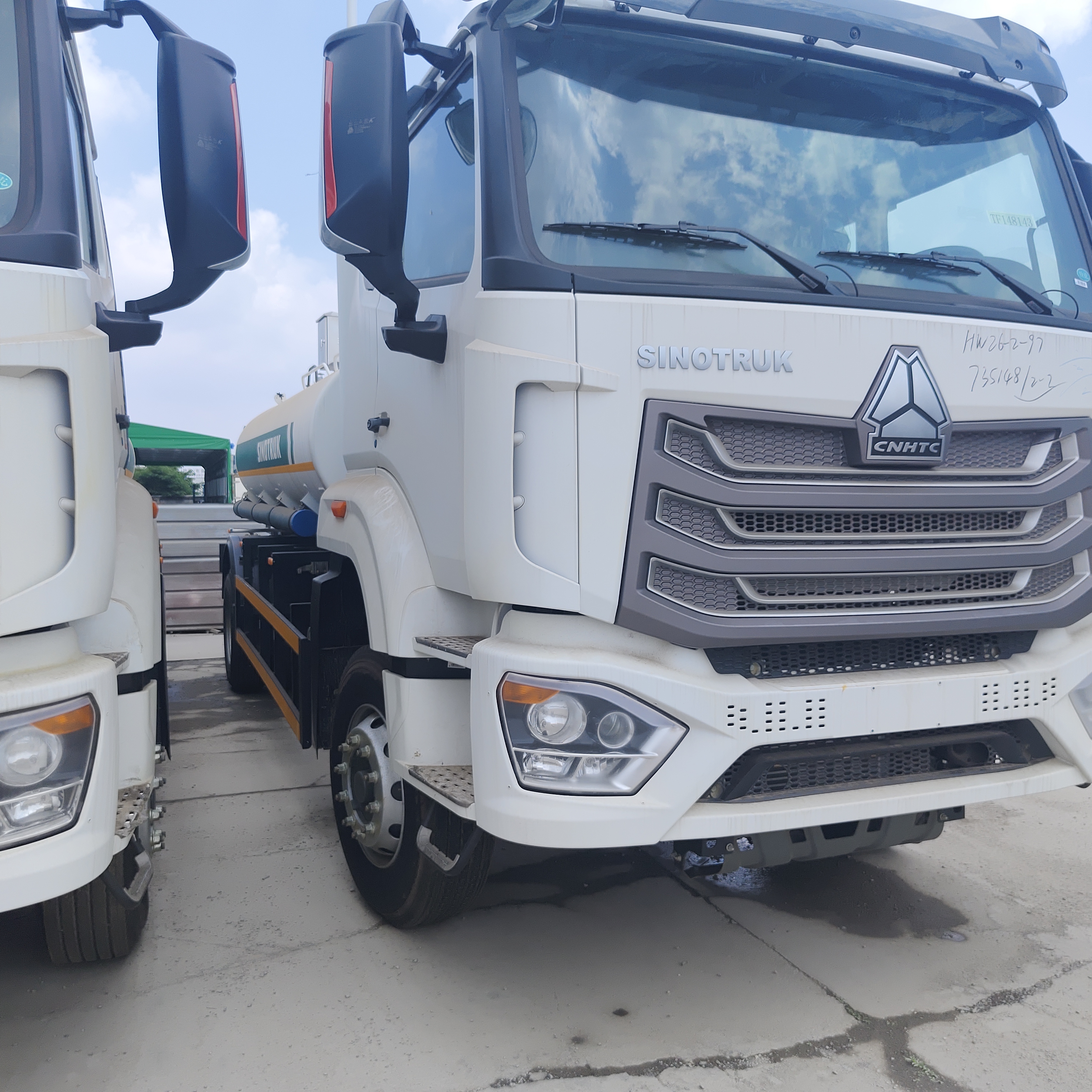 HOWO NX 6×4 CNG مخزن سوخت کامیون با 400HP موتور و 20T بار مفید برای حمل و نقل دیزل و بنزین