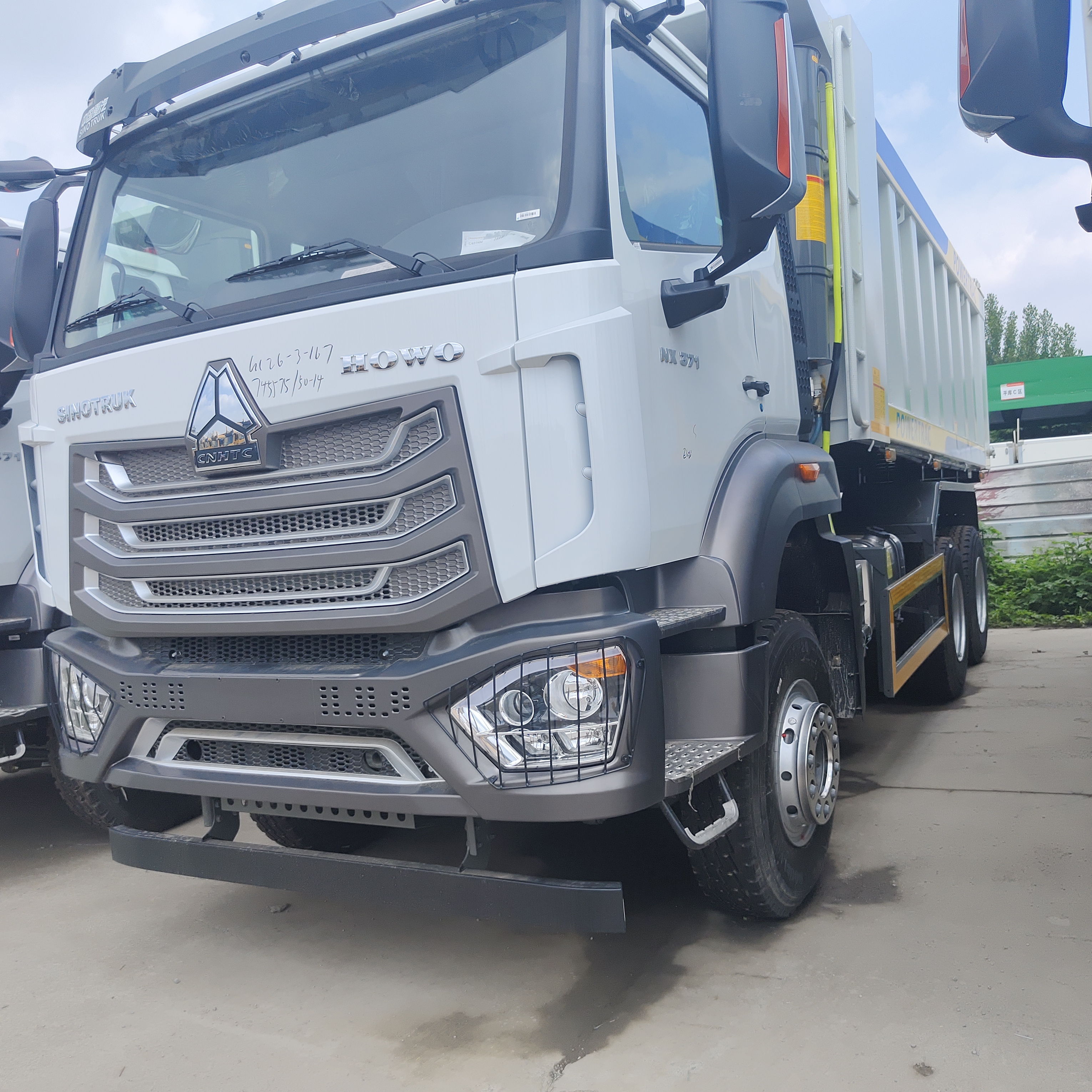 HOWO NX 6 × 4 کامیون معدن با موتور 400HP و بدن U-formed برای حمل و نقل سنگین
