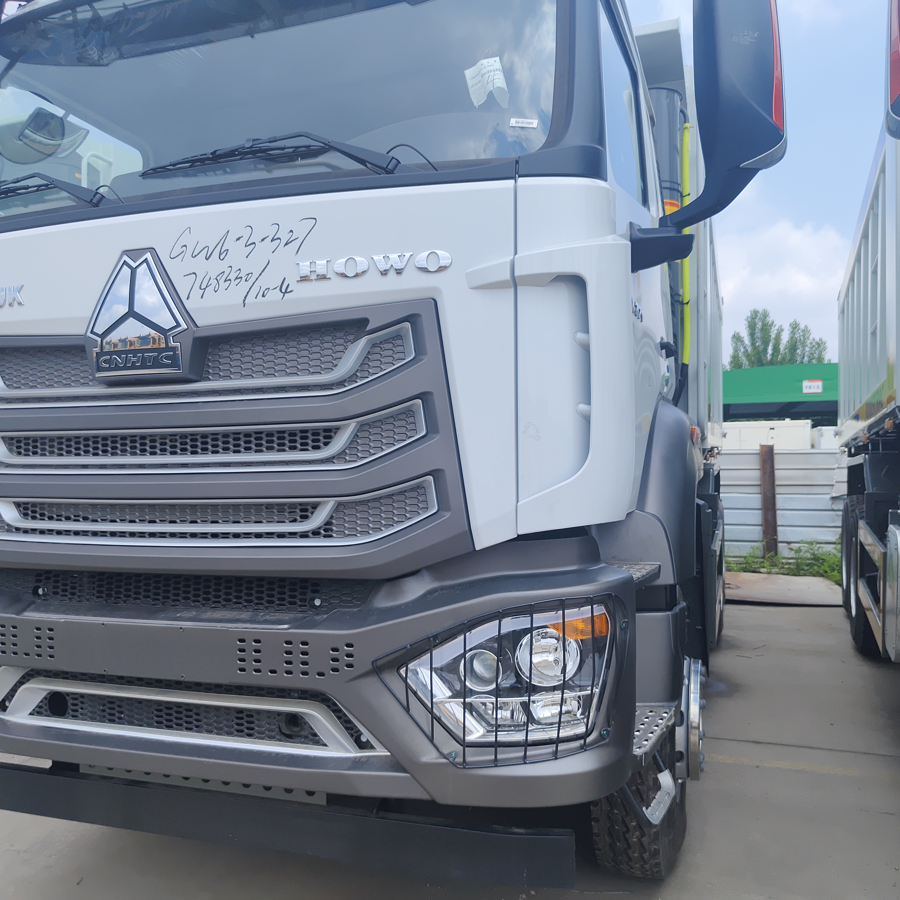 کامیون کمپرسی سنگین HOWO NX 6×4 با موتور 400 اسب بخار و بدنه کمپرسی 20 CBM برای معدن و ساخت و ساز