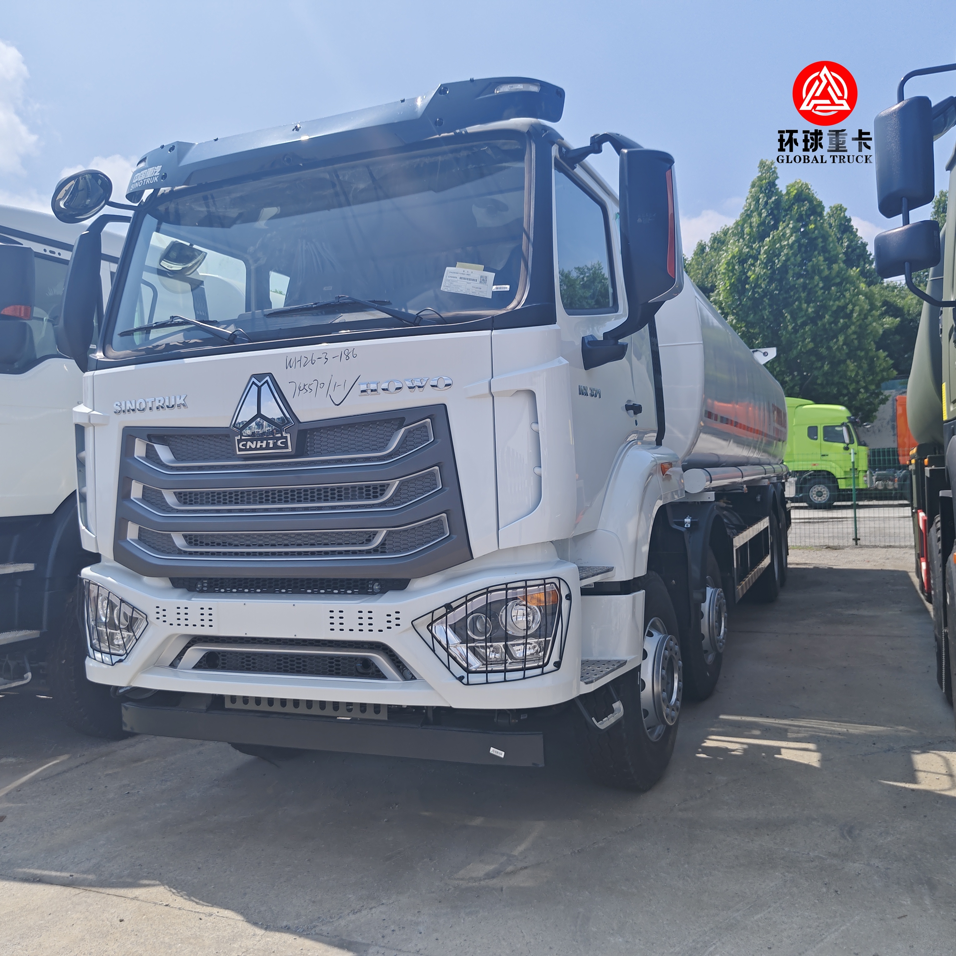 کامیون تانکر سوخت HOWO NX 8x4 30000 لیتری کامیون سنگین دیزل برای بازار موزامبیک