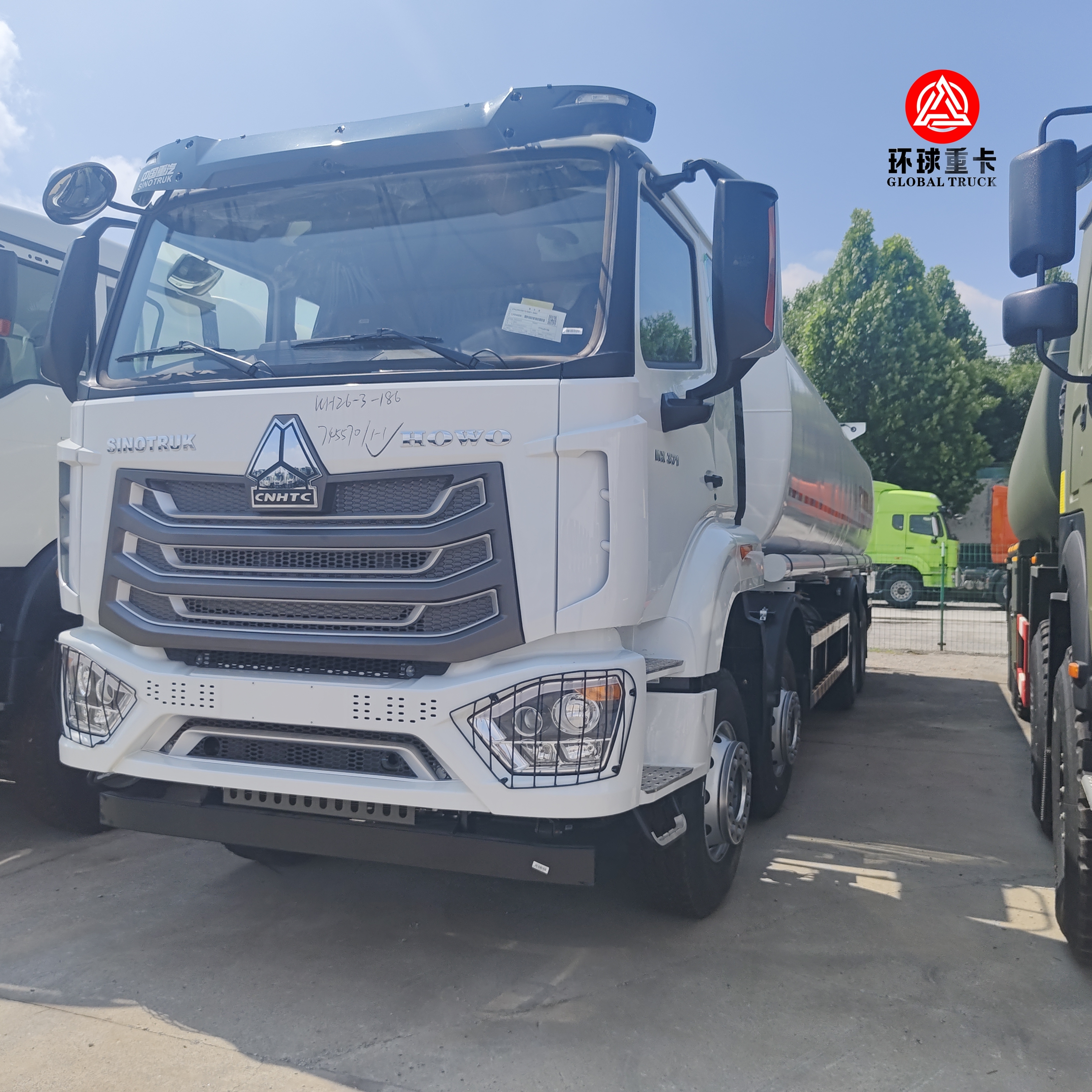 شاحنة صهريج وقود HOWO NX 8x4 بسعة 30000 لتر، شاحنة وقود ديزل ثقيلة لكينيا لنقل الوقود