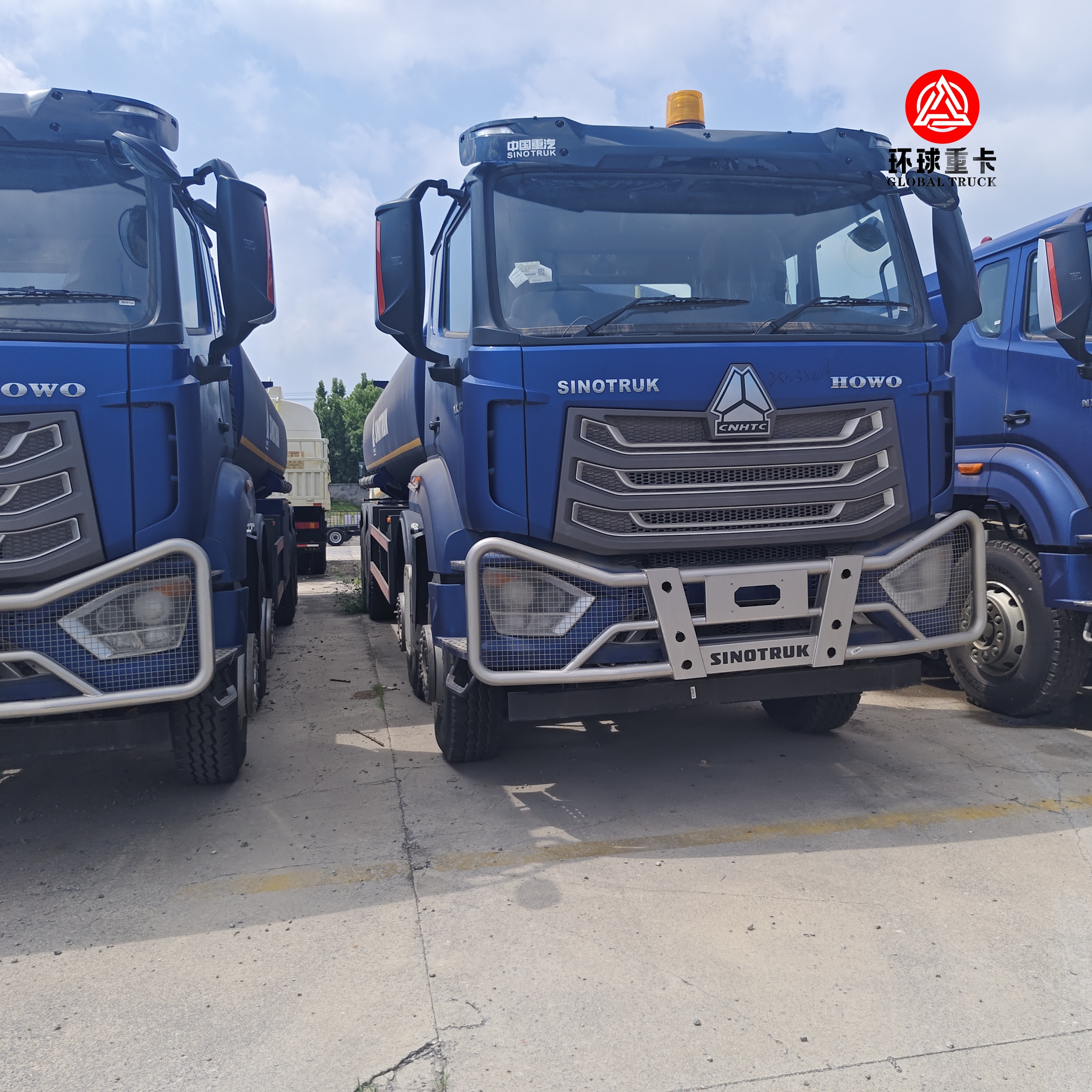 HOWO NX 8x4 30000L مخزن سوخت کامیون سنگین وظیفه دیزل Bowser کامیون برای بازار گانا