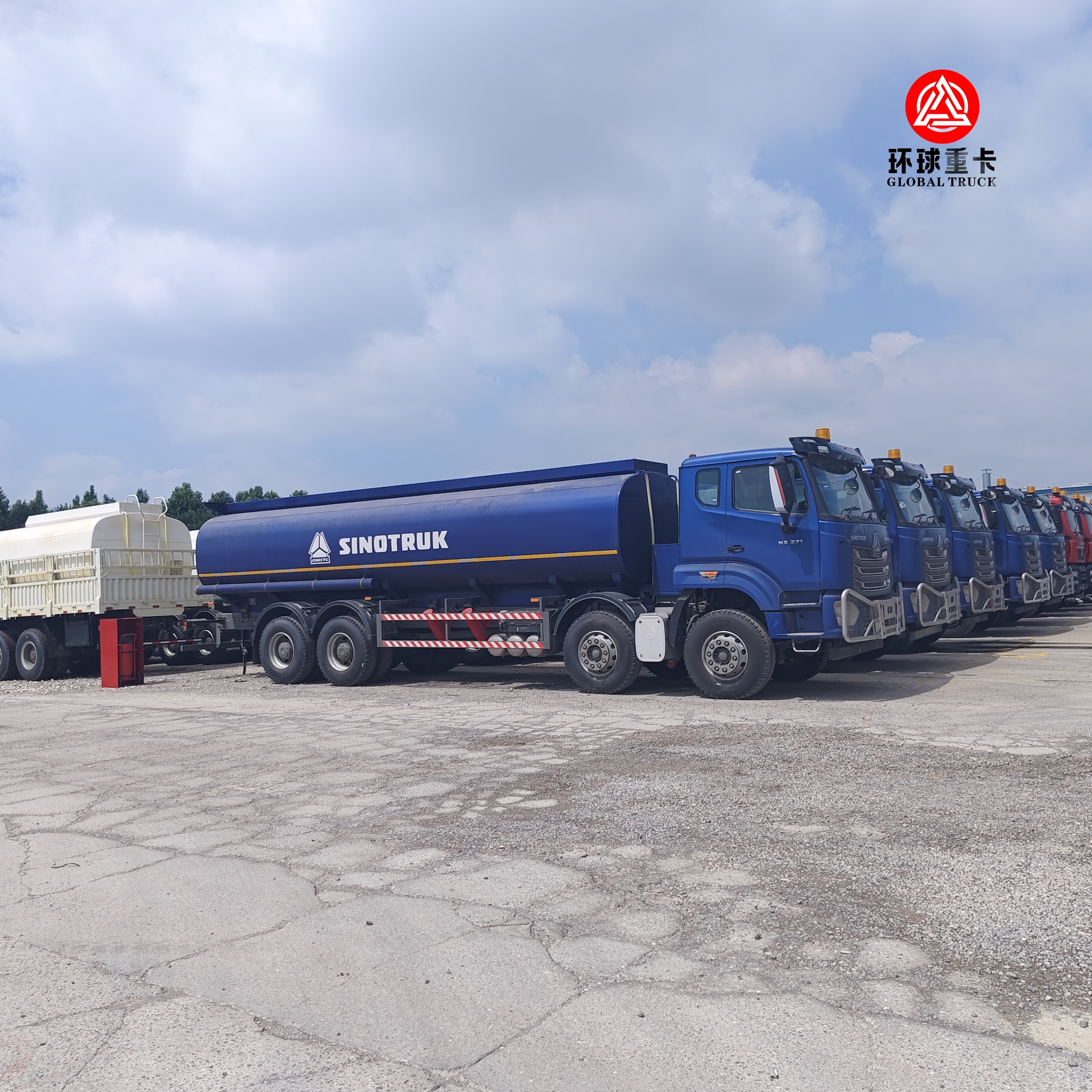 کامیون تانکر سوخت HOWO NX 8x4 30000 لیتری کامیون سنگین دیزل برای بازار تانزانیا